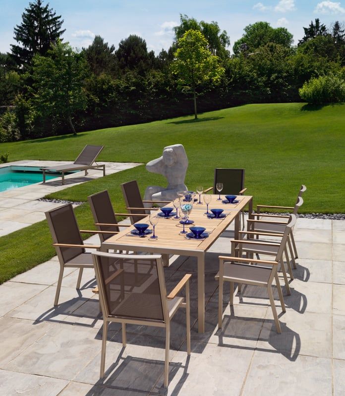 Karasek Objekt Line Riviera Stapelsessel Aluminium/Textilene mit Teak-Armlehnen