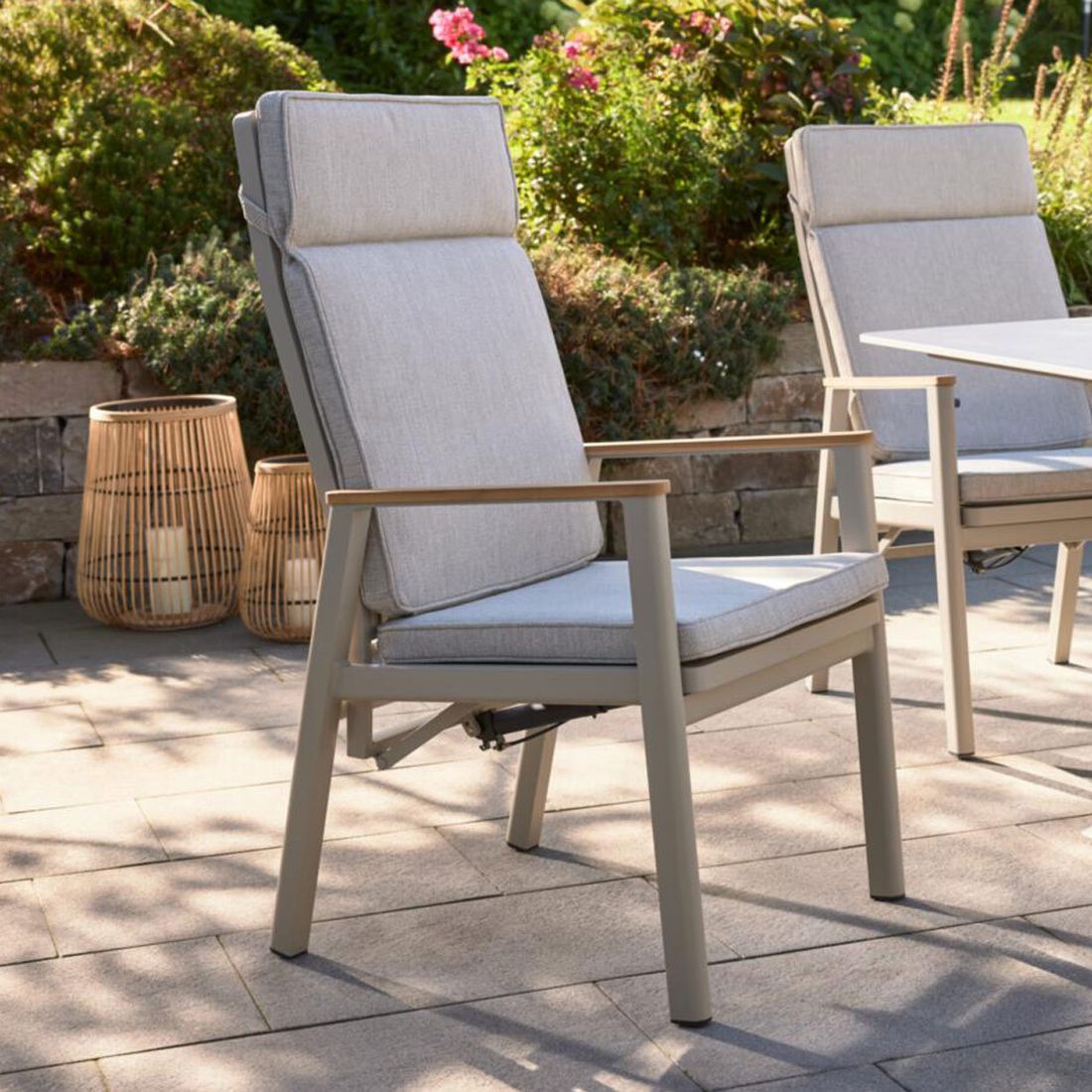 Interliving 7014 Gartensessel Sitztiefe verstellbar Aluminium mit Sitz- und Rückenkissen