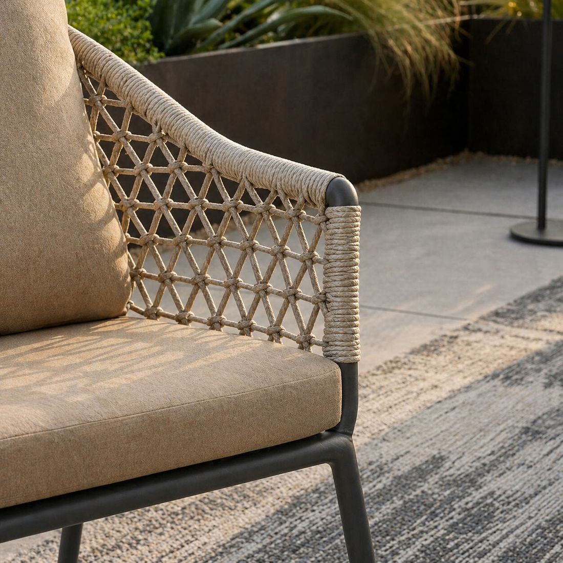OUTLIV. Clara Gartensessel Aluminium/Rope mit Sitz- und Rückenkissen