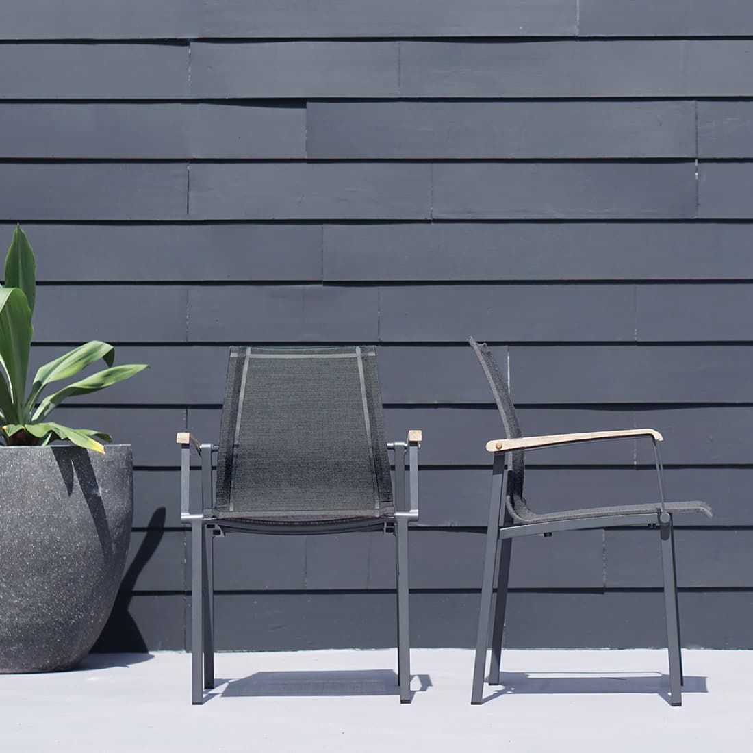 Zebra Felix Stapelsessel Aluminium/Batyline Teak-Armlehnen