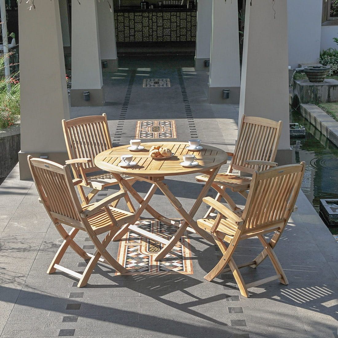 Zebra Poker Klapptisch Ø110 cm Teak mit Edelstahlbeschlägen