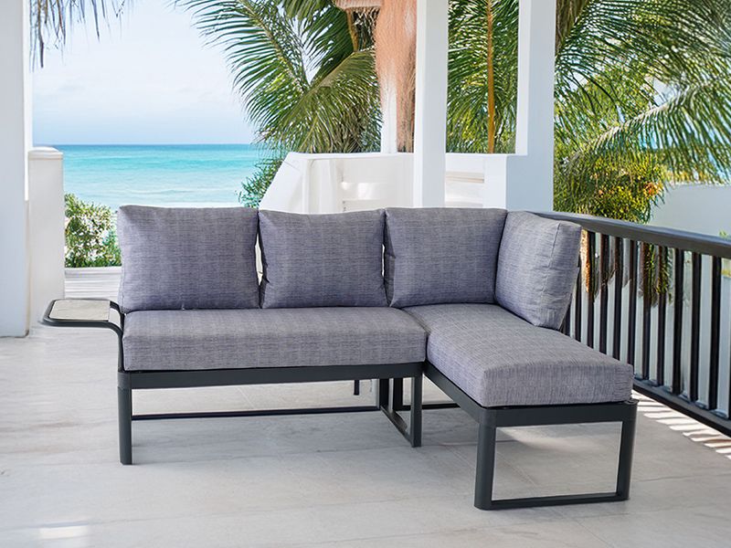Modulare Gartenlounge von OUTLIV. Pandora 2 Sitzer Gartensofa mit Ottomane rechts