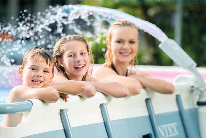 Kinder im Pool Kinder im Pool