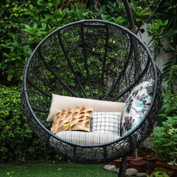 Gartenpolster Aufbewahrung – bunte Gartenkissen in Hängesessel Gartenpolster Aufbewahrung – bunte Gartenkissen in Hängesessel