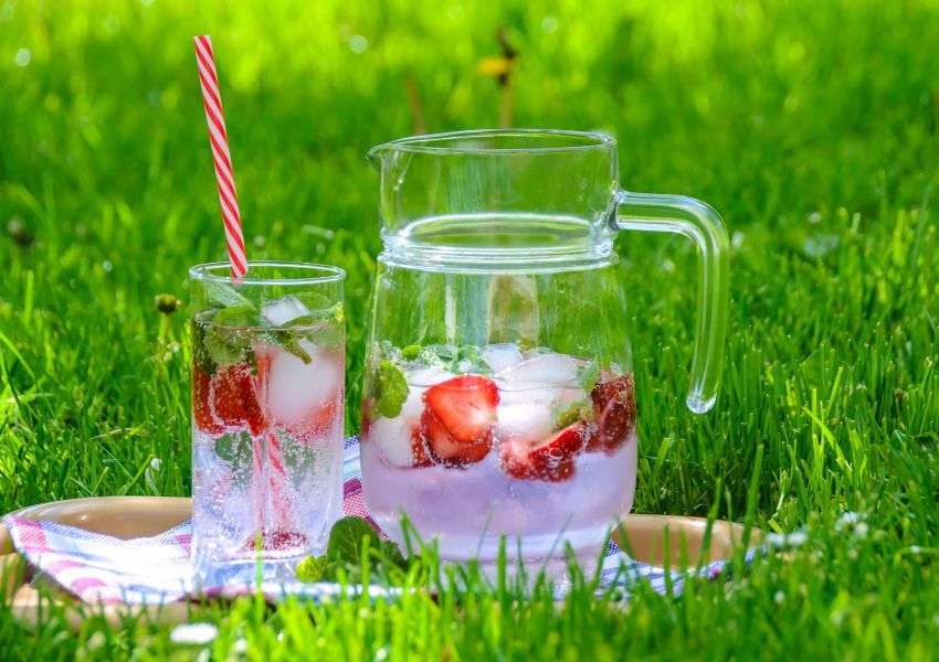 Wasser mit Erdbeeren