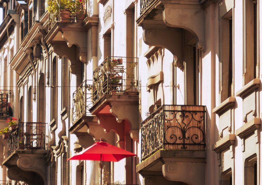 Kleiner Balkon mit Sichtschutz in Naturoptik Kleiner Balkon mit Sichtschutz in Naturoptik