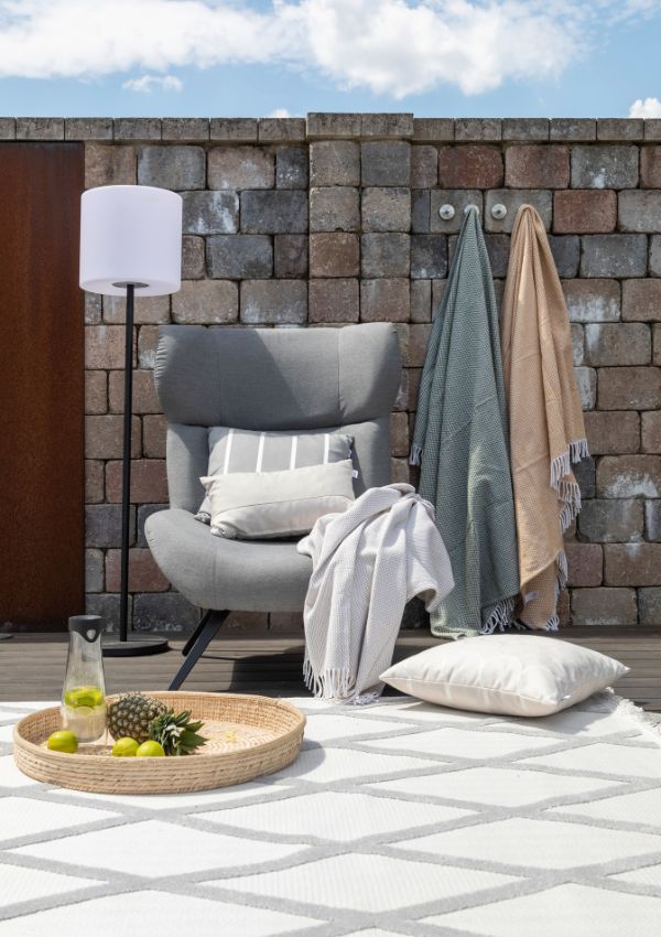 Boho Balkon mit gemusterten Decken und Kissen Boho Balkon mit gemusterten Decken und Kissen