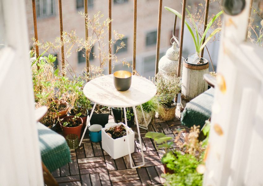 Kleiner Balkon mit Beistelltisch Kleiner Balkon mit Beistelltisch