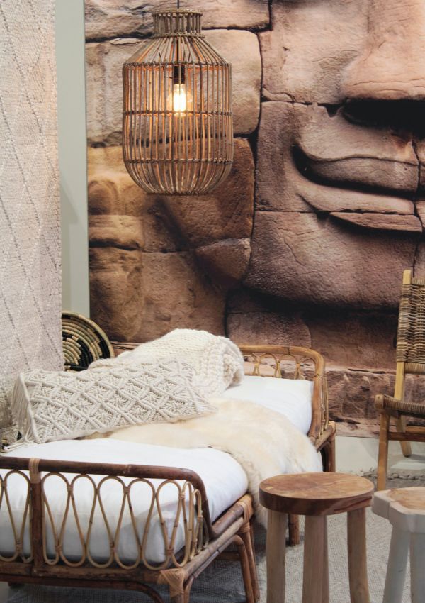 Lampe, Sofa und Stühle aus natürlichen Materialien Lampe, Sofa und Stühle aus natürlichen Materialien