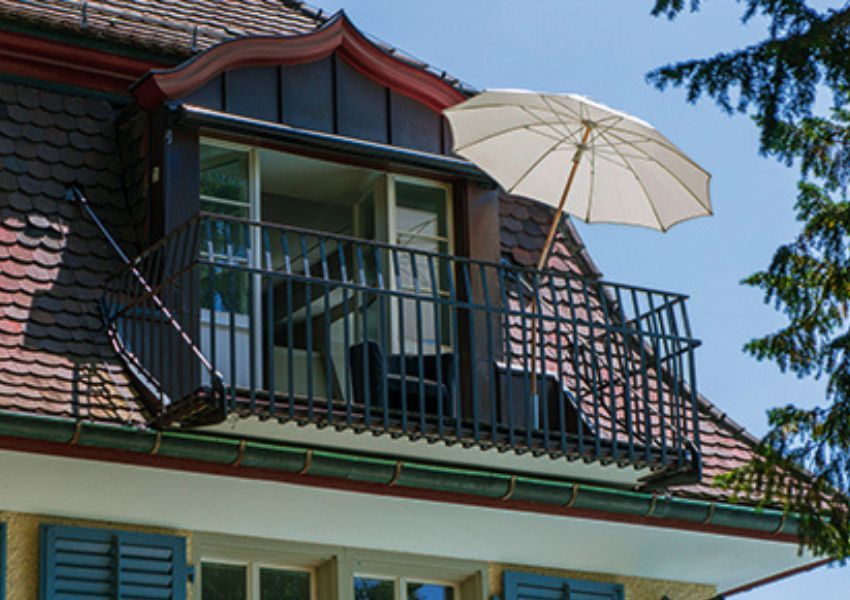 Kleiner Balkon mit Balkonschirm Kleiner Balkon mit Balkonschirm