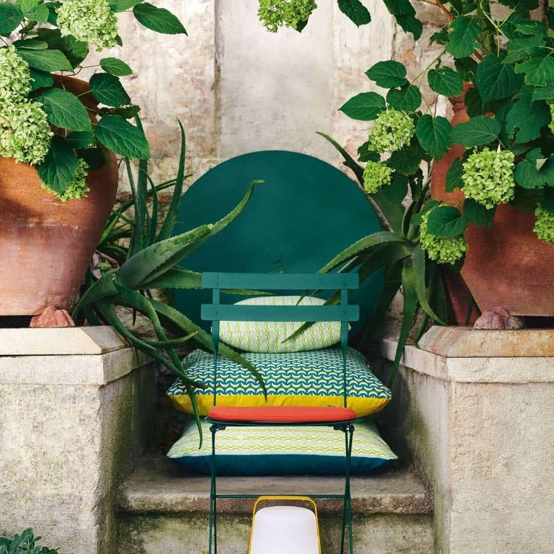 Grüner Stuhl und Kissen Grüner Stuhl und Kissen