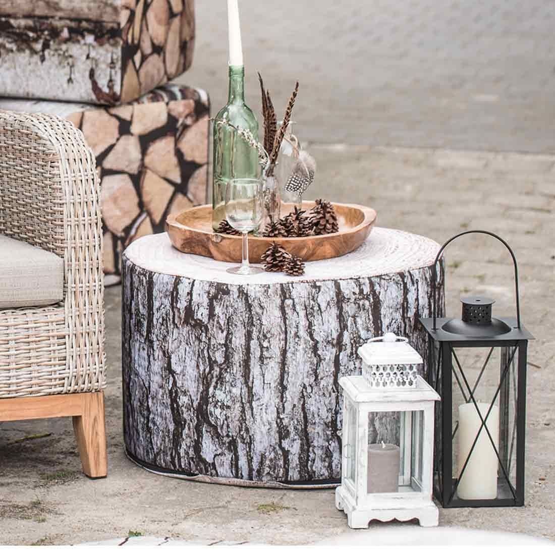 Ein Hygge Garten mit gemütlichen Outdoormöbeln und Laternen Ein Hygge Garten mit gemütlichen Outdoormöbeln und Laternen