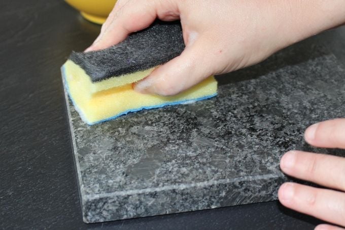 Tischplatte Granit zweite Reinigung mit Wasser und Spülmittel
