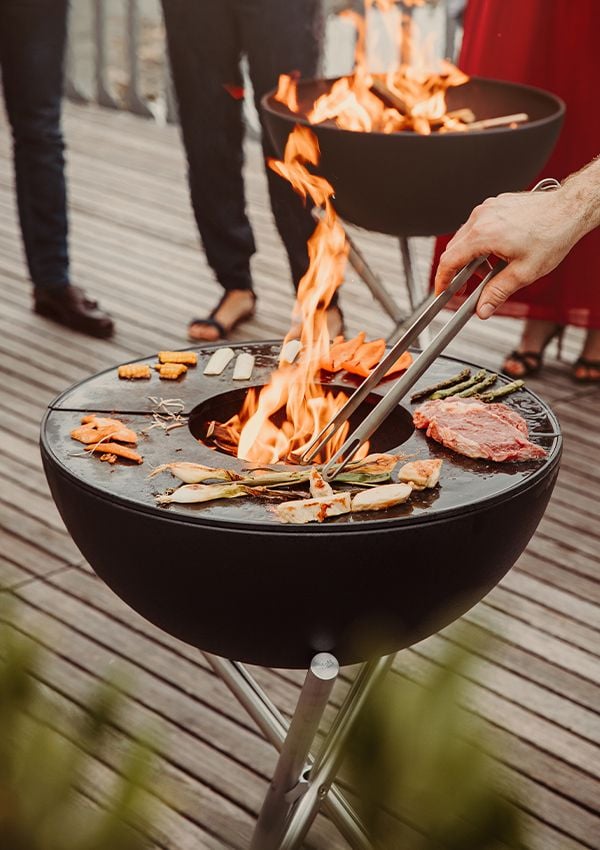 Feuerschale mit hohem Standfuß