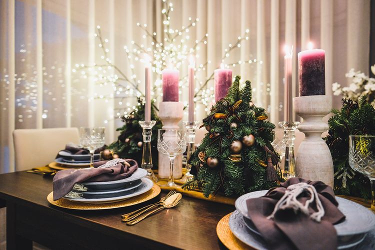 Luxuriöse Weihnachtstafel mit Porzellangeschirr und goldenen Besteck