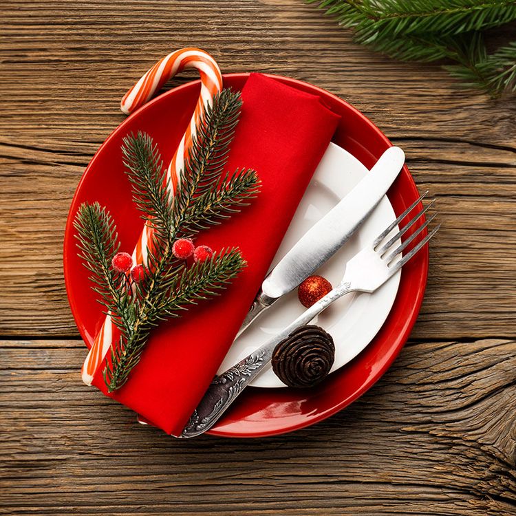Zuckerstange als Gastgeschenk und Weihnachtsleckerei auf jedem Platz