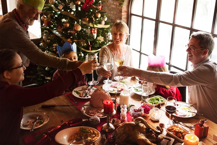 Stilvoll dekorierte Weihnachtstafel für eine festliche Stimmung