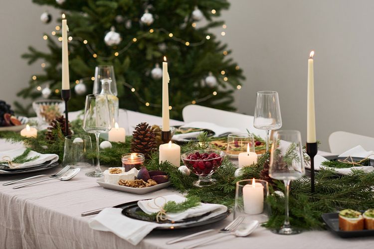 Weihnachtstafel mit Leinen-Tischdecke