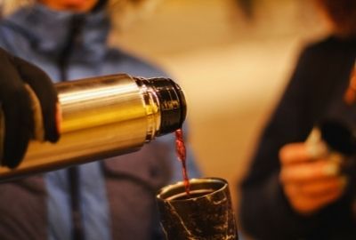 Weihnachtsmarkt Garten mit Glühwein aus der Flasche