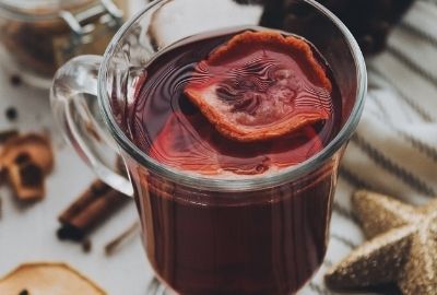 Weihnachtsmarkt Garten mit Glühwein