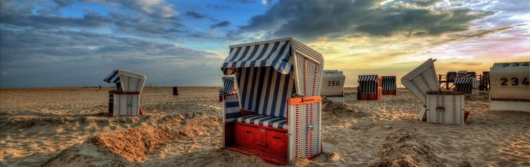 Strandkörbe im Sonnenuntergang