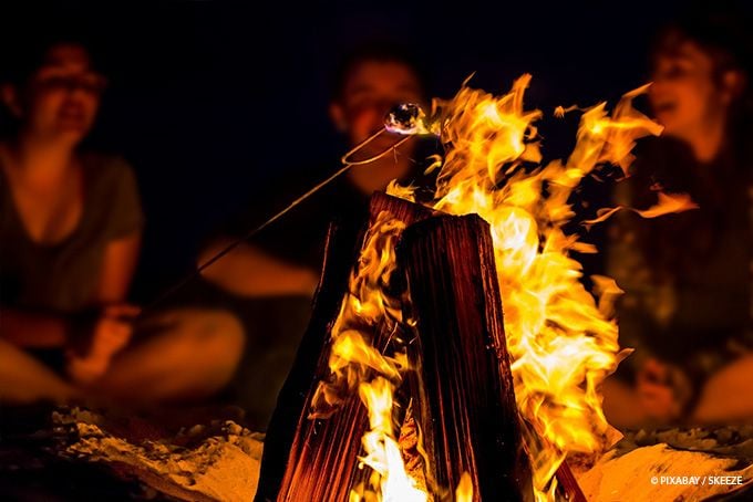 Lagerfeuer im Dunkeln