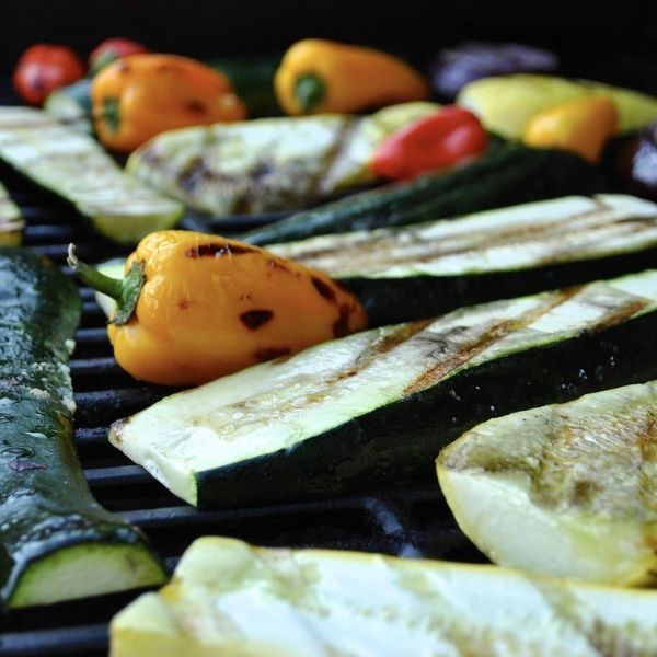 Grillparty gegrillte Zucchini und Paprika