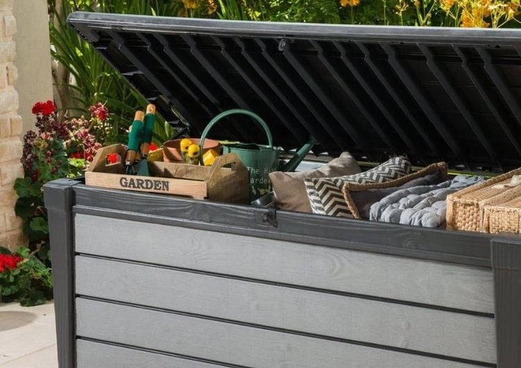 Gartenpolster Aufbewahrung – Kissenbox grau mit Inhalt