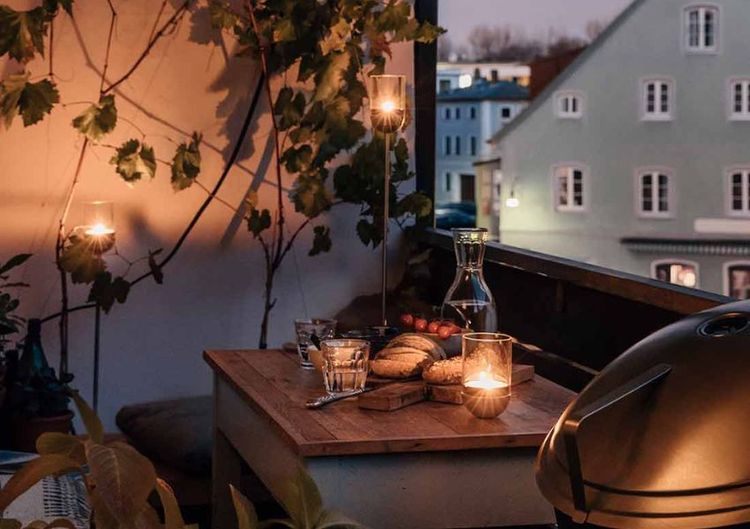 Boho Balkon mit Balkonleuchten