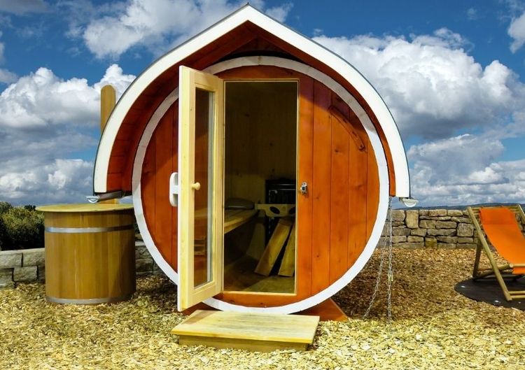Gartensauna aufbauen: ein Saunafass