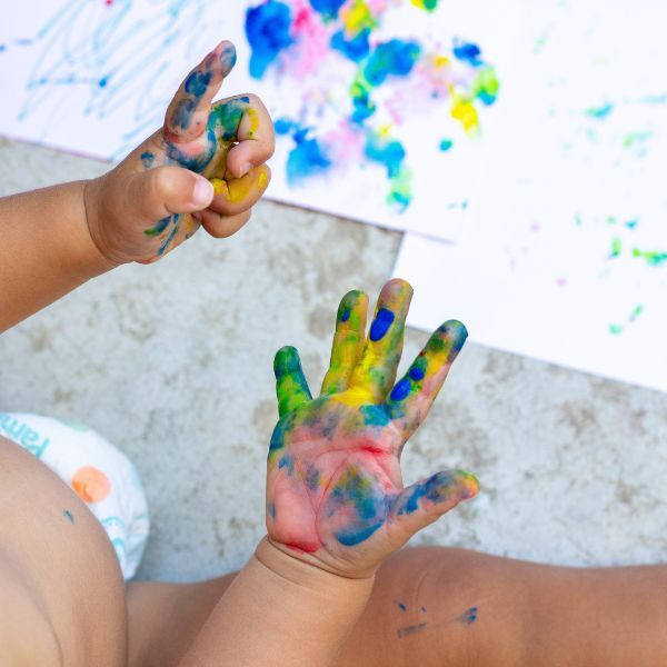 Kinderhände mit Farbe