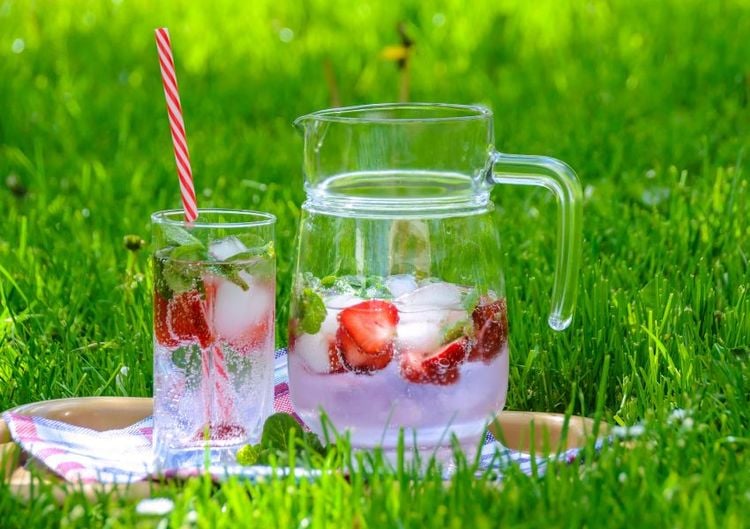 Wasser mit Erdbeeren