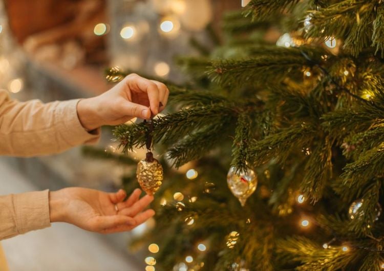 Weihnachtsbaum schmücken