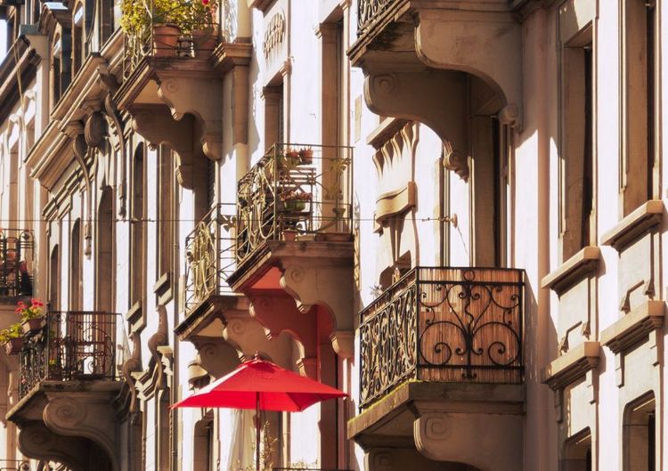 Kleiner Balkon mit Sichtschutz in Naturoptik