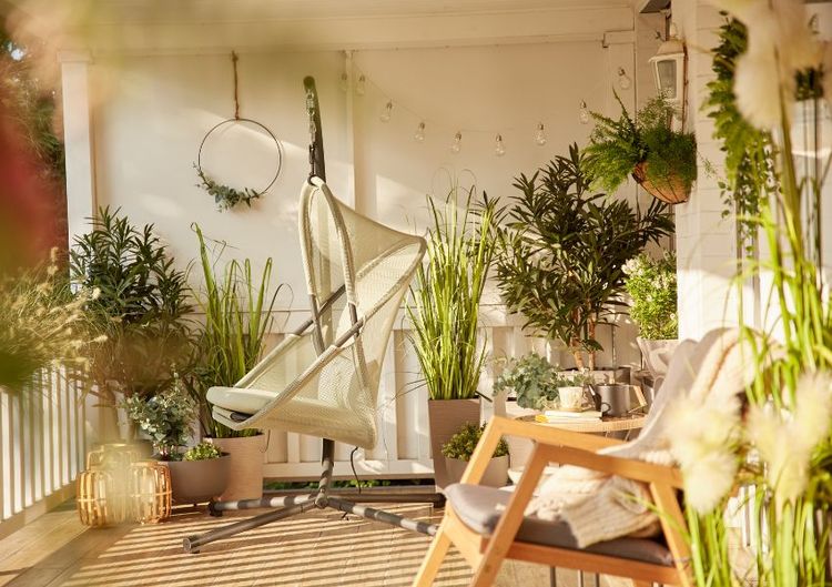 Boho Balkon mit vielen Pflanzen