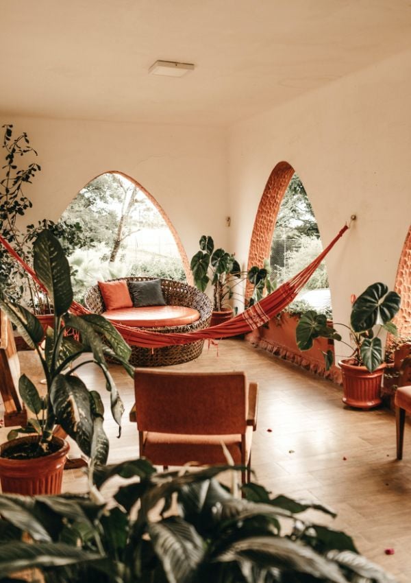 Orientalische Boho Terrasse in rot-orange