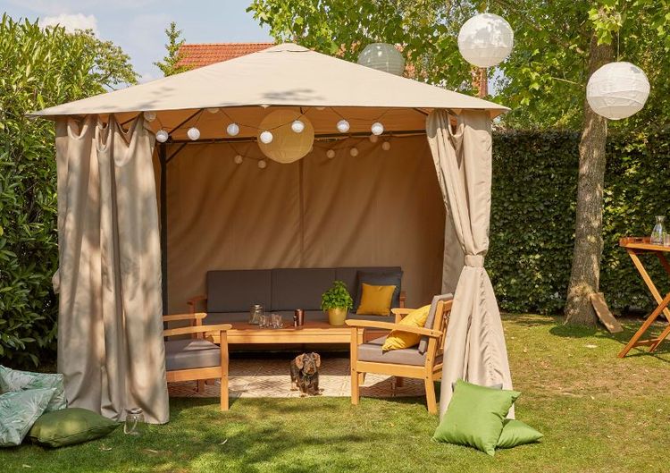 Gemütlicher Pavillon mit Outdoorteppich und Lounge