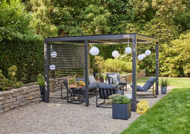 Pergola mit Loungemöbeln und Beleuchtung