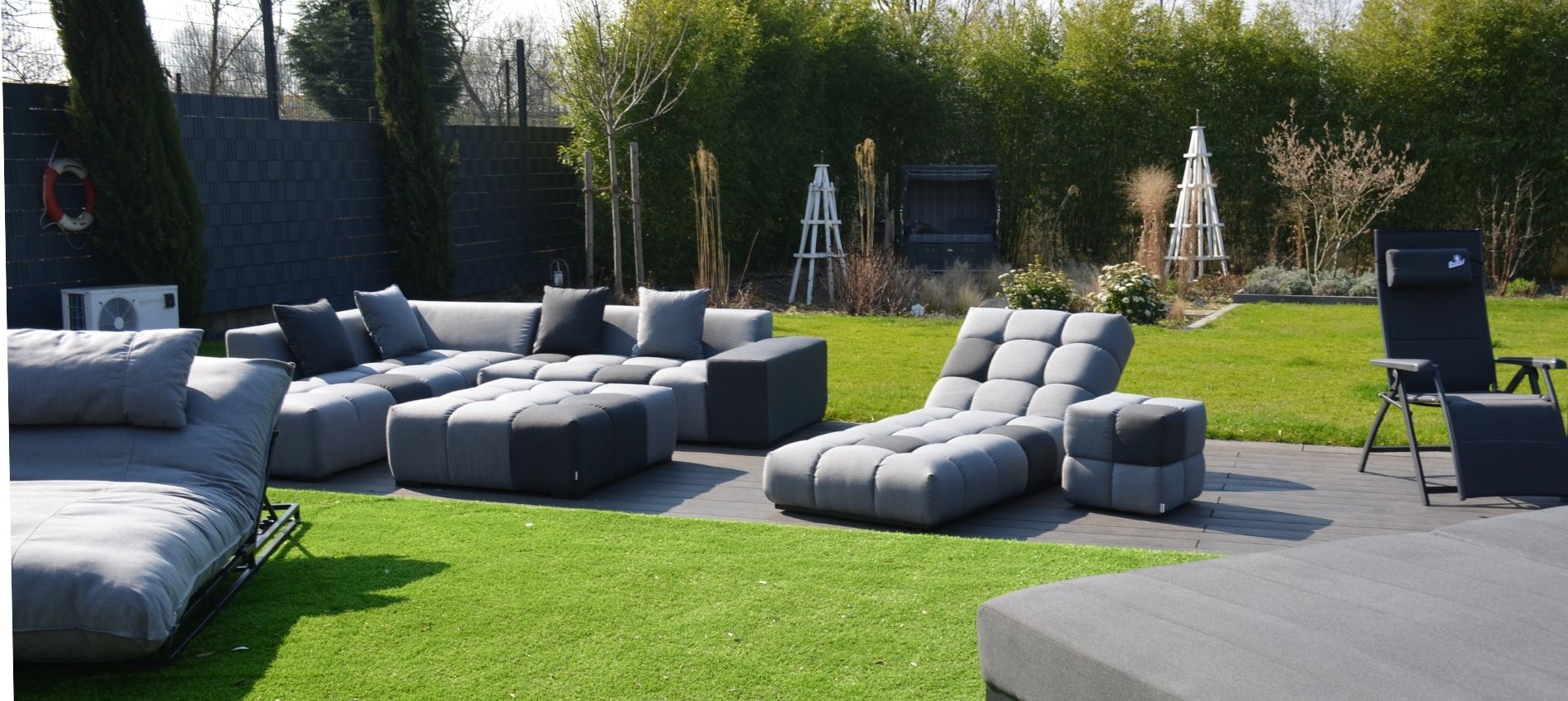 Detlef Steves und Hund Kai Uwe auf Gartenlounge grau