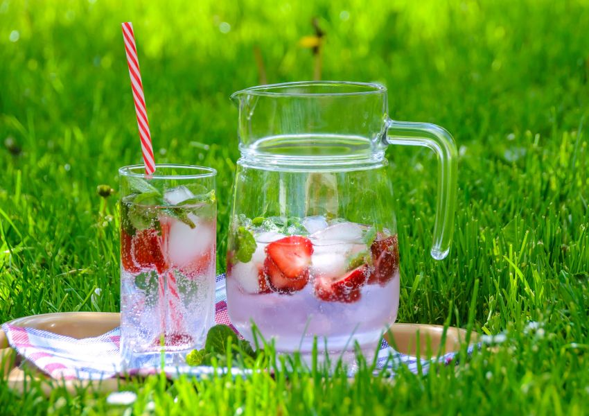 Wasser mit Erdbeeren