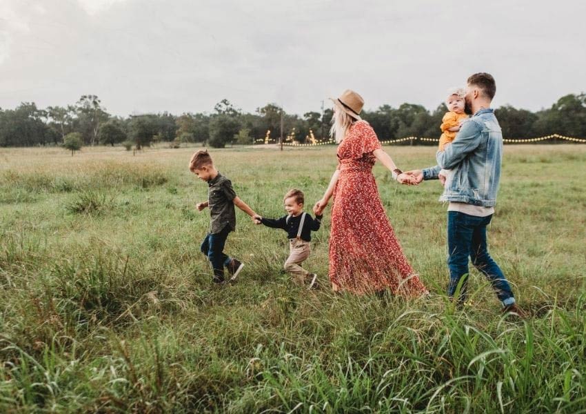 Familie auf Wiese